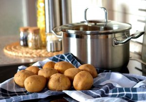 marmite et pommes de terre prêtes pour une cuisson à la vapeur