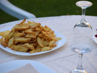 belle assiette pleines de frites prêtes à être dégustées
