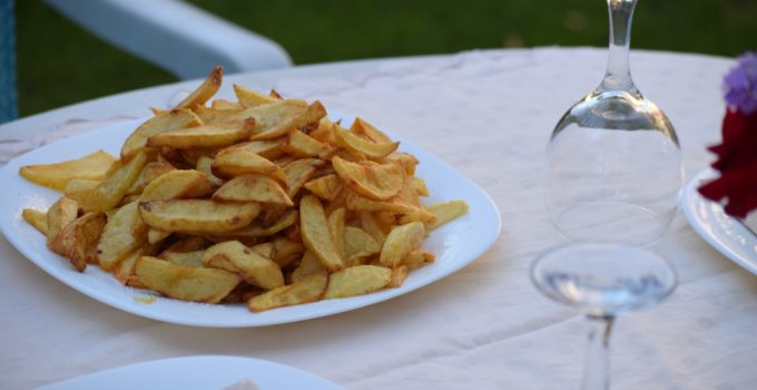 belle assiette pleines de frites prêtes à être dégustées