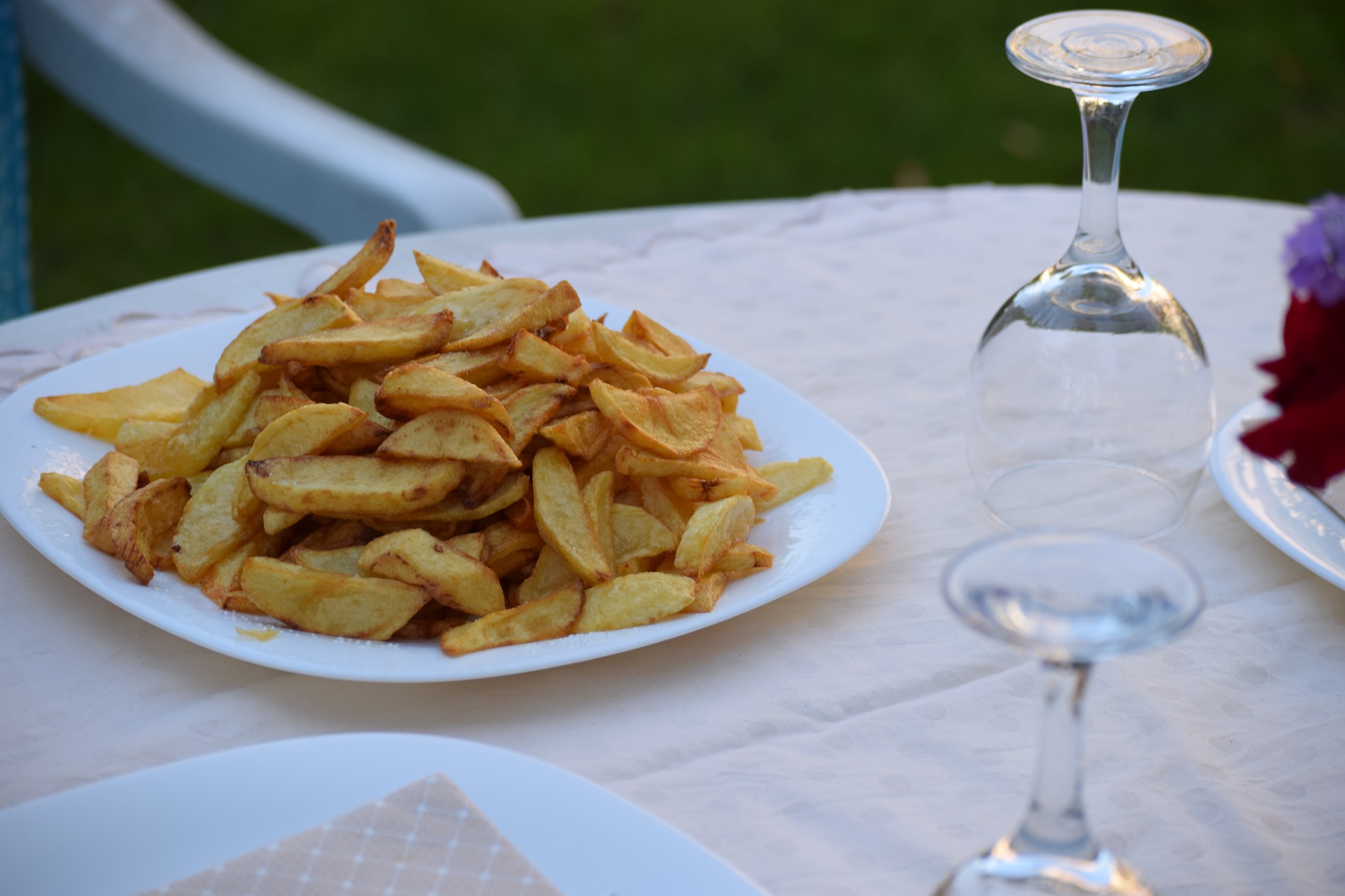 belle assiette pleines de frites prêtes à être dégustées