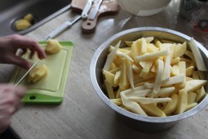 pommes de terre coupées en bâtonnets pour faire des frites