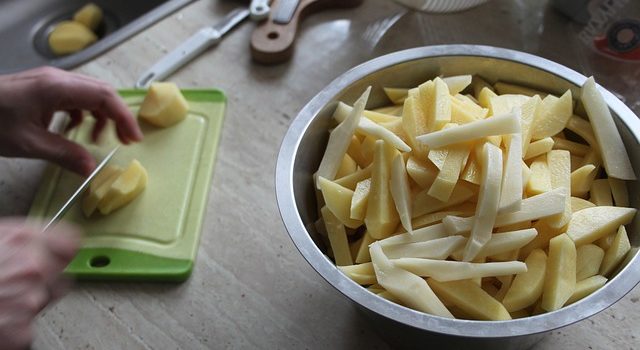 pommes de terre coupées en bâtonnets pour faire des frites