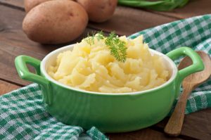 une purée de pommes de terre présentée dans un plat vert